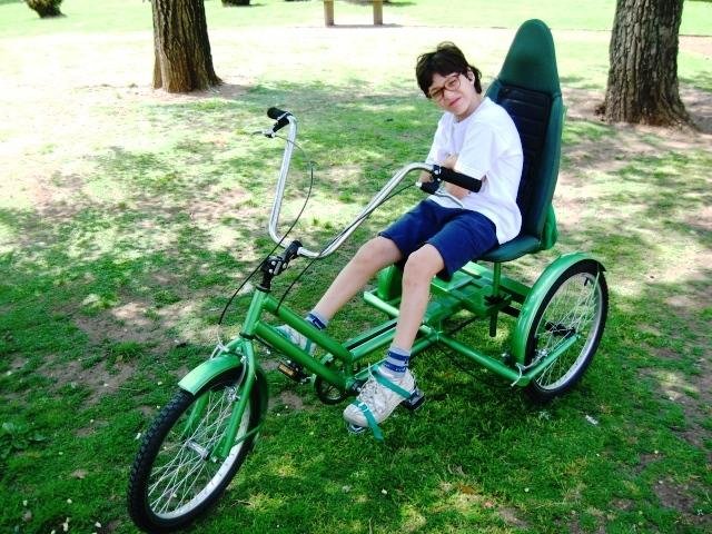 niño con discapacidad en una bici adaptada