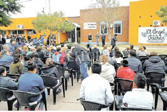 mucha gente sentada en sillas en una charla