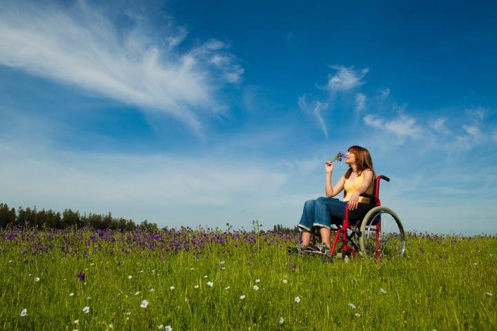 imagen de una chica en silla de ruedas