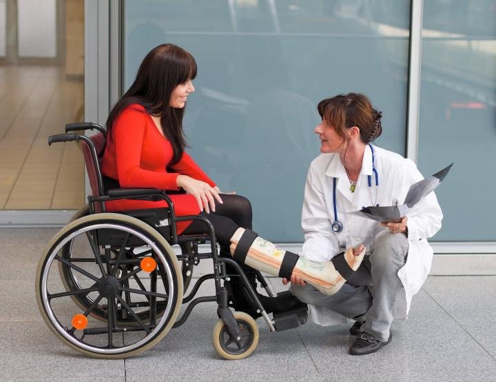 persona en silla de ruedas y una doctora