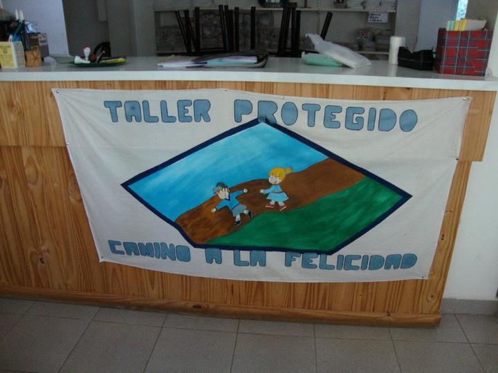 bandera del Taller Protegido "Camino a la Felicidad"