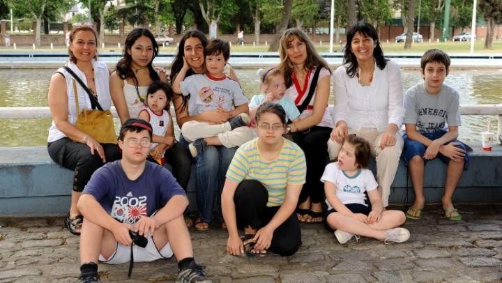 grupo de madres e hijos sentados
