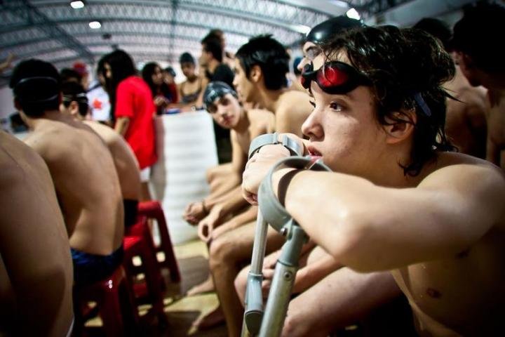 grupo de nadadores con discapacidad