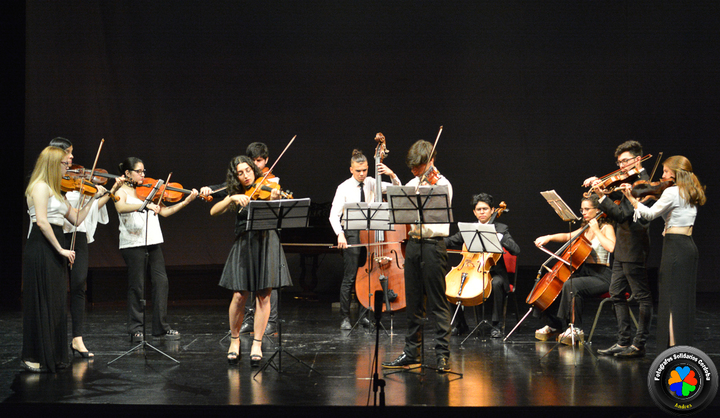 imagen del Concierto de las Luces a Beneficio de la Fundación Por Igual Más. se aprecia la orquesta tocando sus instrumentos
