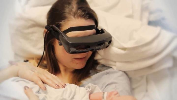 madre usando un lente 3D para personas con ceguera
