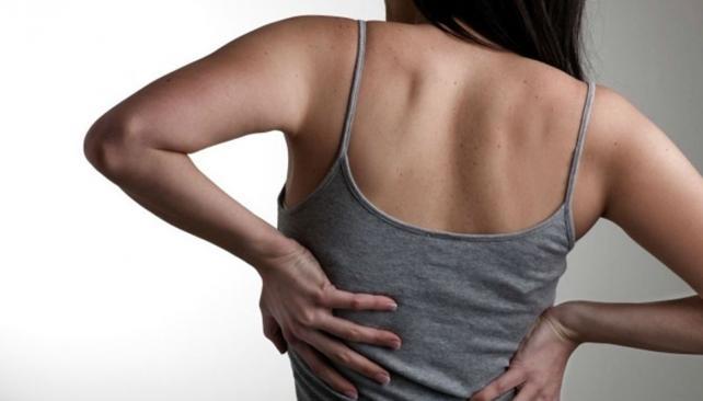 mujer con dolor de espalda