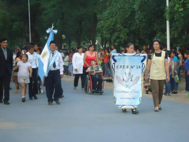 gente de una escuela marchando por la calle