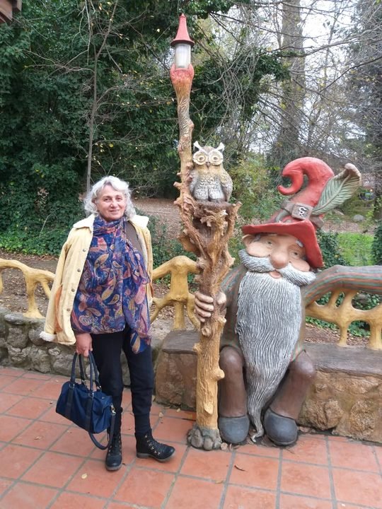 imagen de foto de Norma Scaron Mirassou al lado de la Estatua de un duende