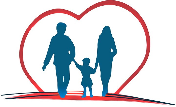 Imagen de una familia en color azul con un corazón en línea color rojo