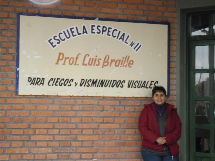 mujer en la entrada de Escuela especial n°11 Prof. Luis Braille