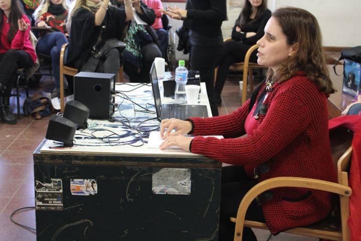 mujer trabajando en su escritorio