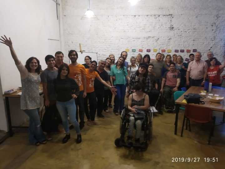 foto grupal del taller para familias de la fundación por igual más