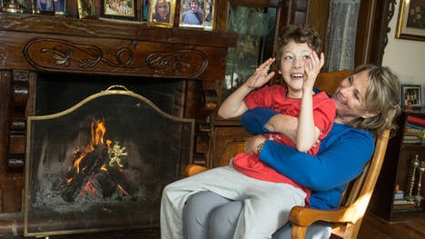 juan con su abuela susana en una silla de su living