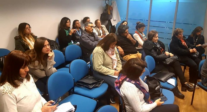imagen de una conferencia donde se ven varios participantes sentados
