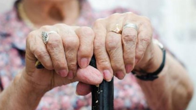 imagen de las manos de una jubilada