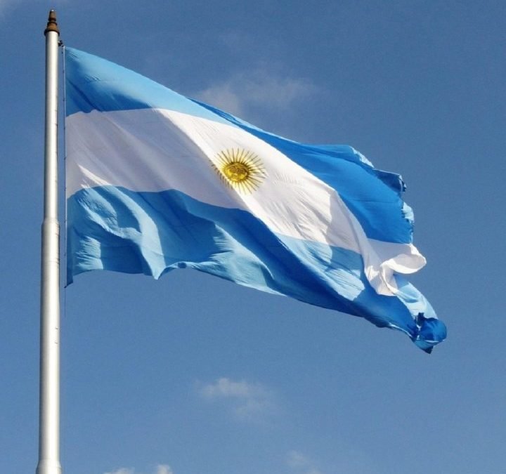 imagen de la bandera de Argentina flameando en el aire