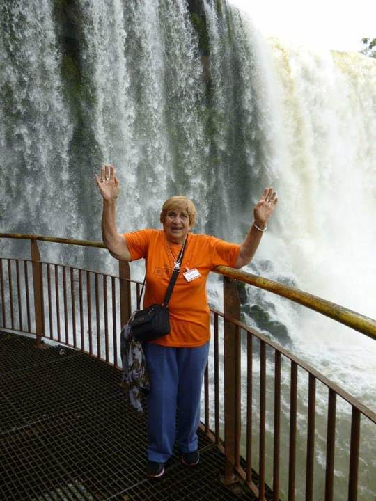 Blanca Nélida Heredia frente a una cascada