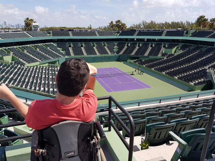 Gastón Cerrano: foto de una cancha de tenis y un joven en silla de ruedas