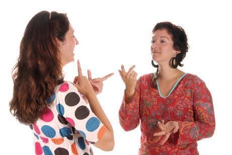 mujeres hablando por señas