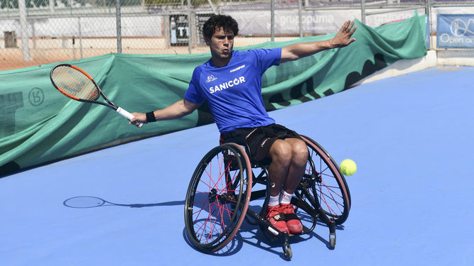 imagen de Cisco García, un tenista en silla de ruedas