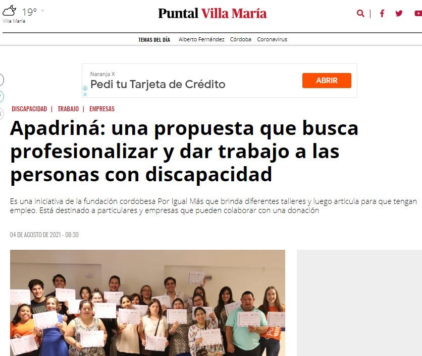 Imagen de nota del diario El Puntal sobre la Campaña de Padrinazgo. Se aprecia imagen con muchas personas con discapacidad sosteniendo documentos/hojas.