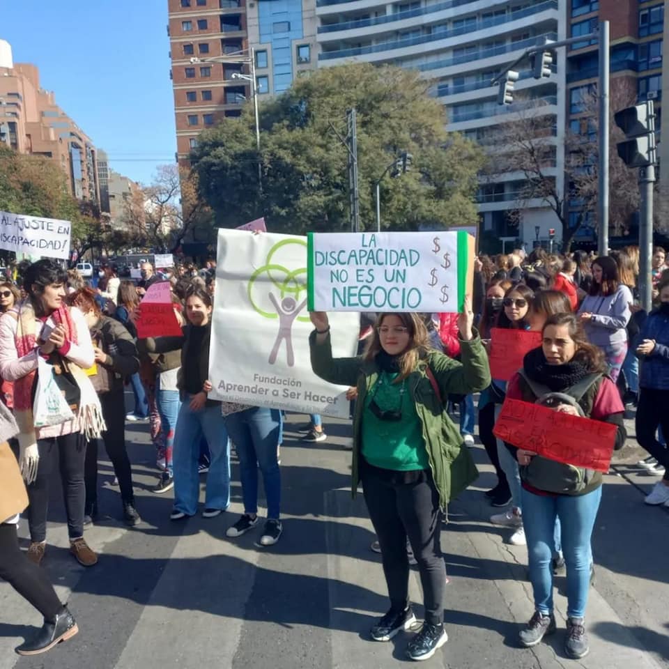 Movilización en Córdoba por recortes en discapacidad.