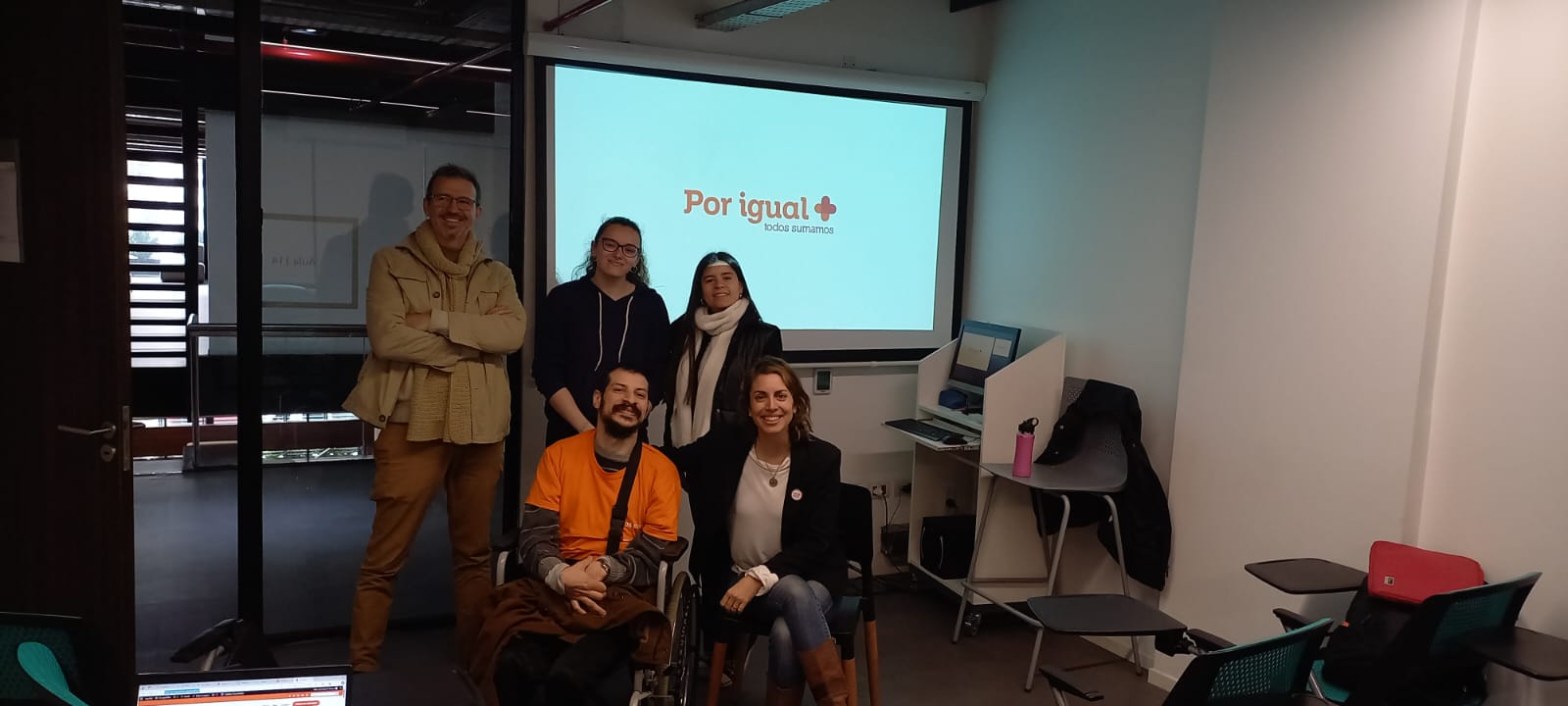 Ana Argento Nasser con los practicantes de la siglo XXI y la universidad católica de córdoba