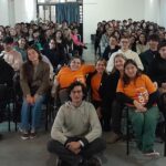 Foto grupal de integrantes de Por Igual Más que brindaron la capacitación junto a docentes y alumnos del Instituto Mariano Moreno