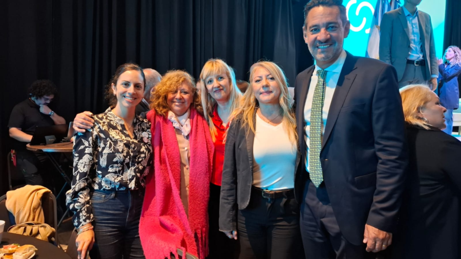 Congreso ONG 2025 cinco personas entre ellas ana argento nasser, Adriana torriglia de fundación desafiarte, Miguel Siciliano Secretario de Gobierno muicipal y otras dos mujeres
