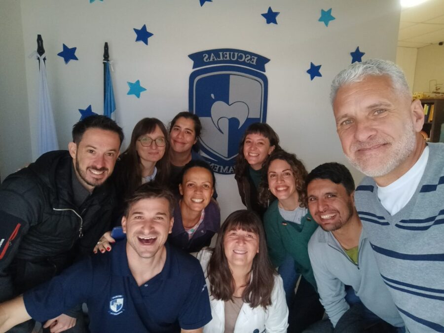 5bca9aa8-a84a-49a7-b4fd-9de8b419aafd (1) un grupo de personas entre ellos ana argento nasser