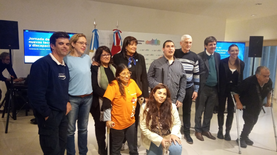 BOLETIN (12) (1) conjunto de personas entre ellos un legislador, voluntarios de por igual más y Eduardo