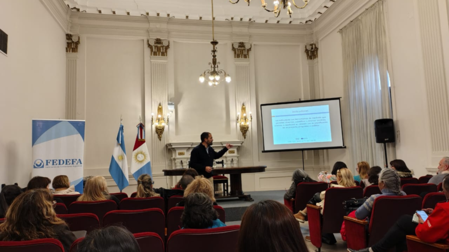 BOLETIN (13) (1) un hombre exponiendo