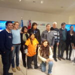 Eduardo Petrini, Gabriela Frete y varios legislafdores y participantes de la jornada sonrien frente a cámara