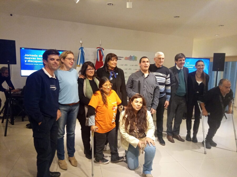 Eduardo Petrini, Gabriela Frete y varios legislafdores y participantes de la jornada sonrien frente a cámara