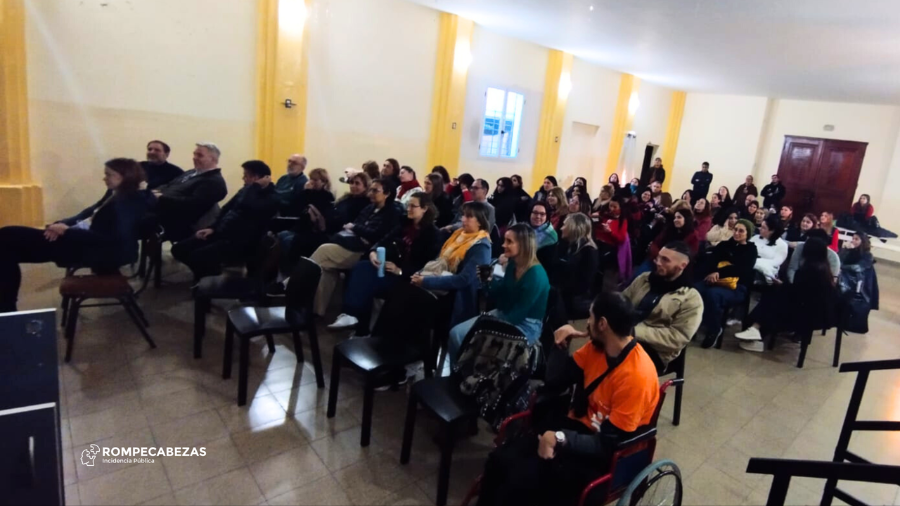 auditorio lleno de docentes