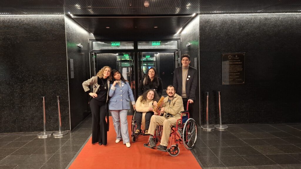 los 6 representantes de POr IGual Mas posan en la alfombra roja junto con el Jerónimo de la Gente
