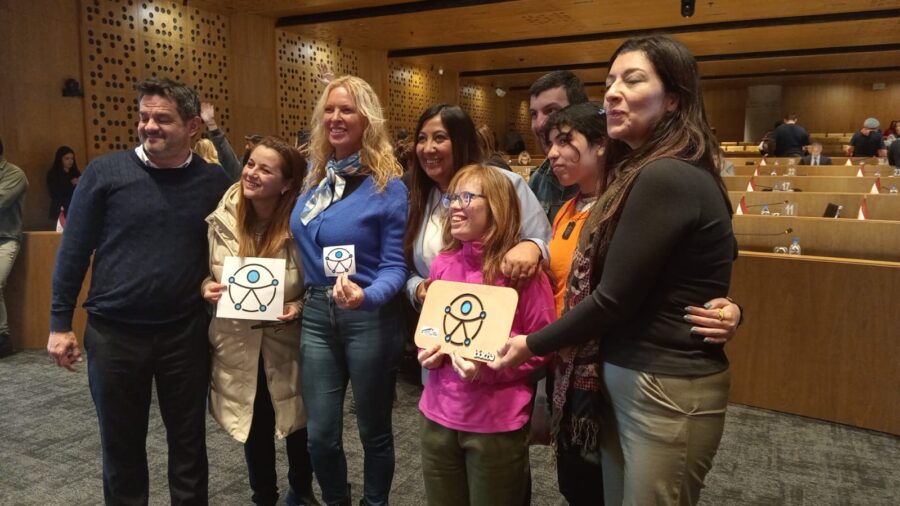 cincos personas con el logo de accesibilidad
