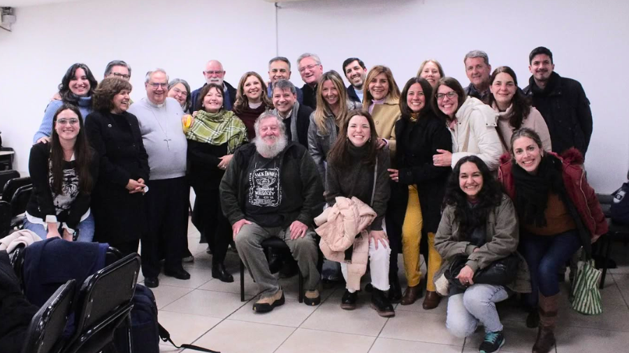 foto grupal de periodistas con el cardenal Ángel Rossi