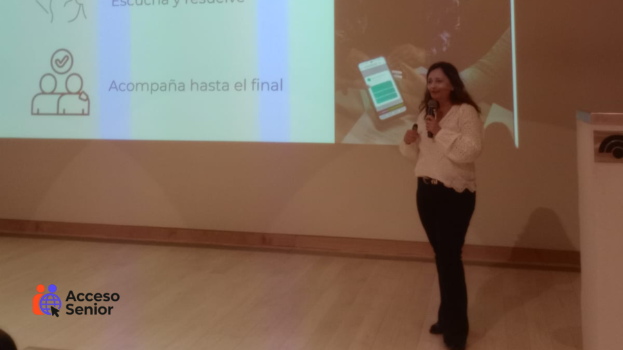 una chica explicando en un proyector
