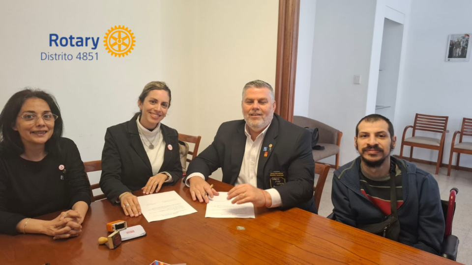BOLETIN (51) 4 personas firmando un convenio