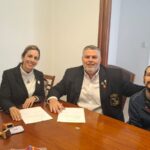 Sentados con el convenio firmado de izq a der: Irene, Ana, Leonardo y Francisco