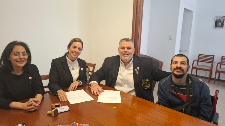 WhatsApp Image 2025-10-30 at 13.53.53 Sentados con el convenio firmado de izq a der: Irene, Ana, Leonardo y Francisco