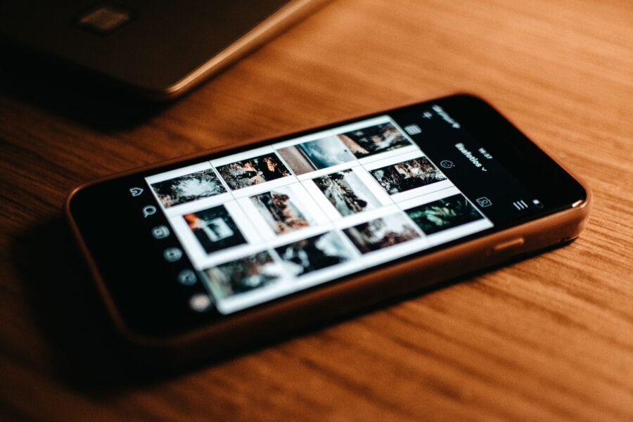 la pantalla de un celular con iconos de app