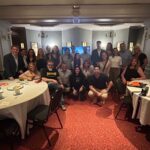 personas que paticiparon posan