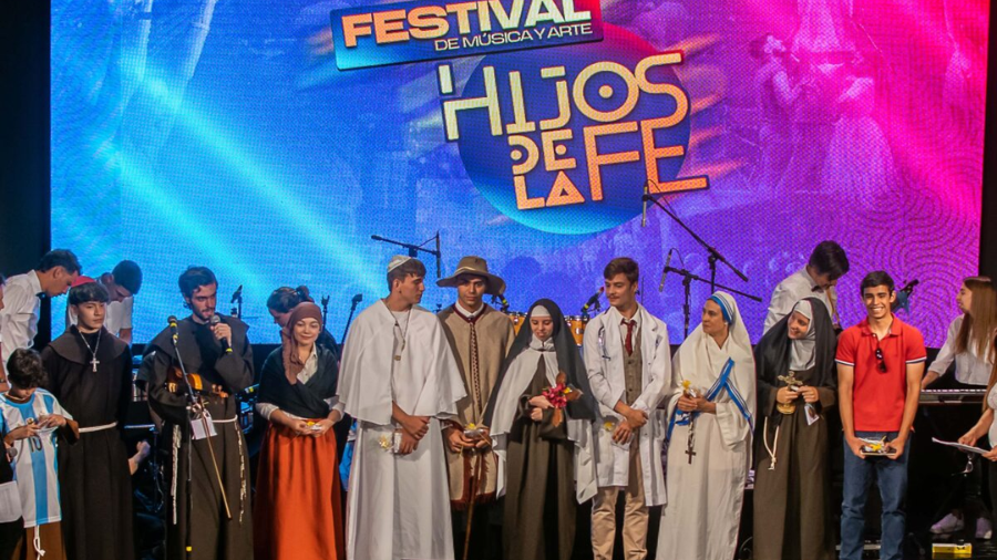 un grupo de personas en un escenario y de donde dice " hijos de la fe"