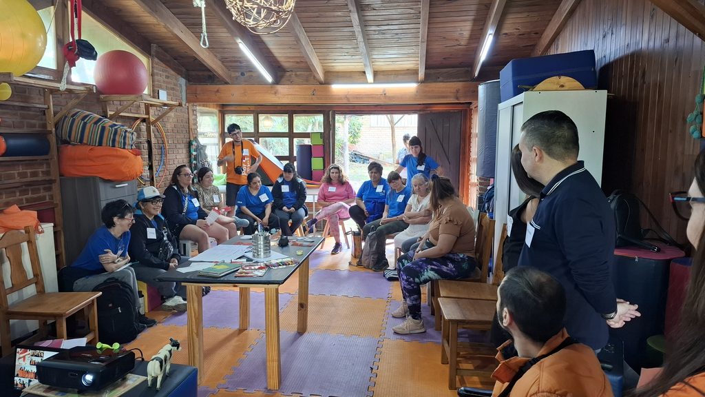 Mujeres del Valle de Calamuchita (Villa General Belgrano y alrededores) en Fundación Korper. Visita de Jonathan Souvé,  Diplomático de la Embajada de Canadá.