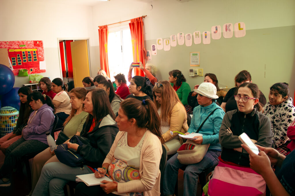 Mujeres de Villa Bustos en Epar atentas a la charla