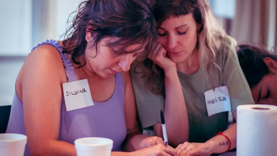 dos mujeres estudiando juntas