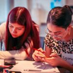 Dos muejres escriben en su celular