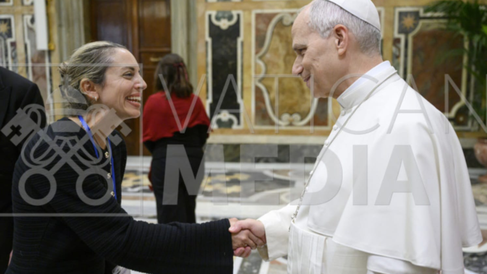 MARZO 3 ana argento nasser saludando al papa León